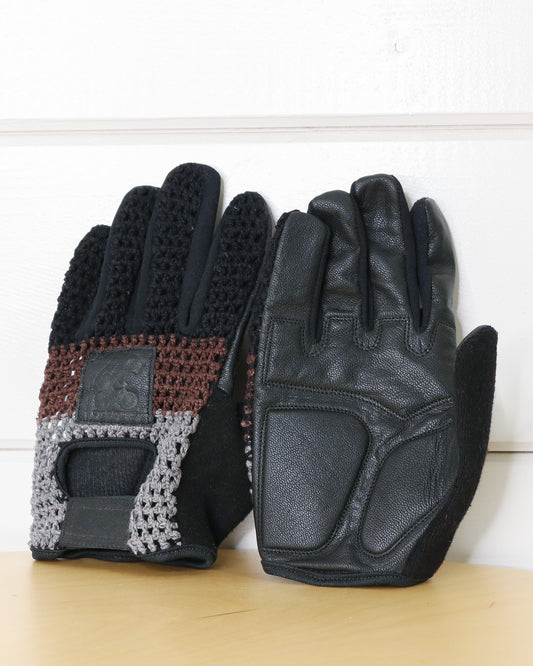 Padded, breathable mountain biking gloves made with goat leather and knitted yarn