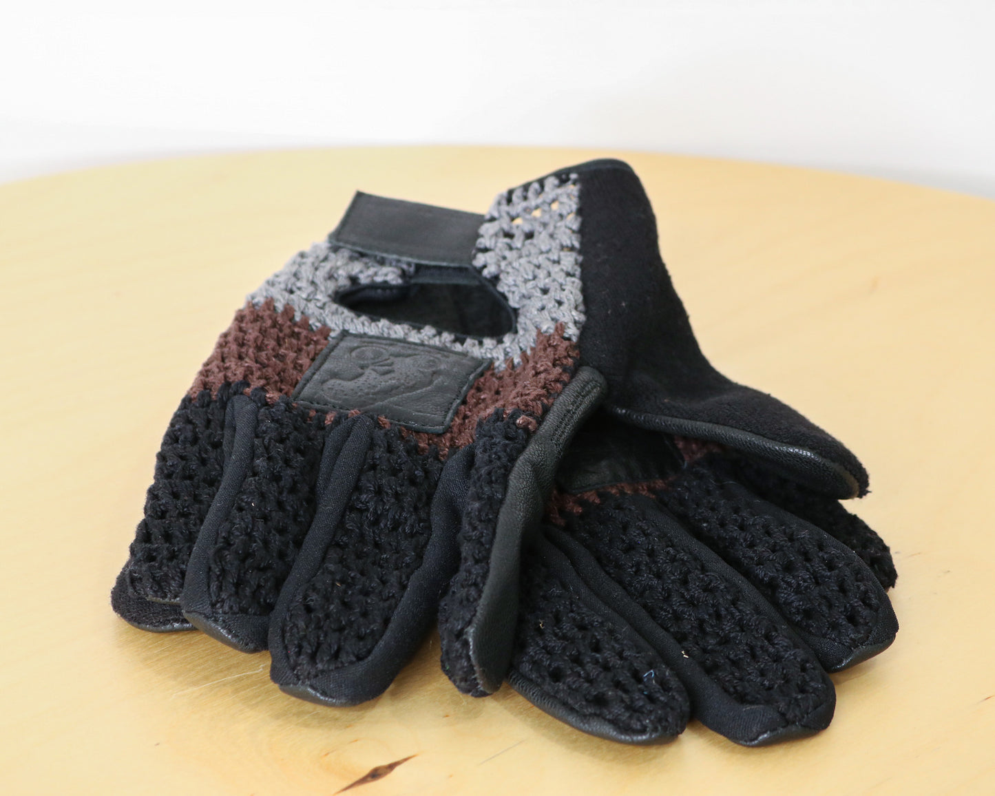 Padded, breathable mountain biking gloves made with goat leather and knitted yarn