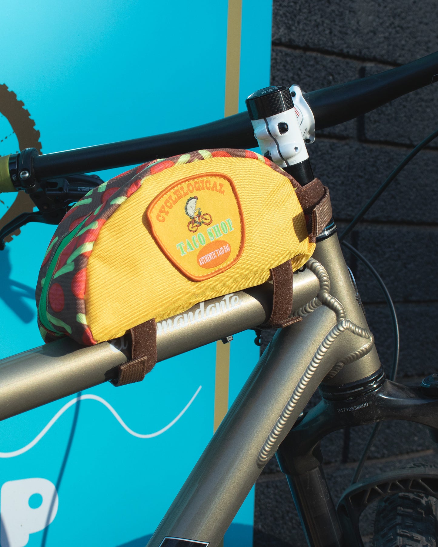 Taco shaped top tube bag on a mountain bike