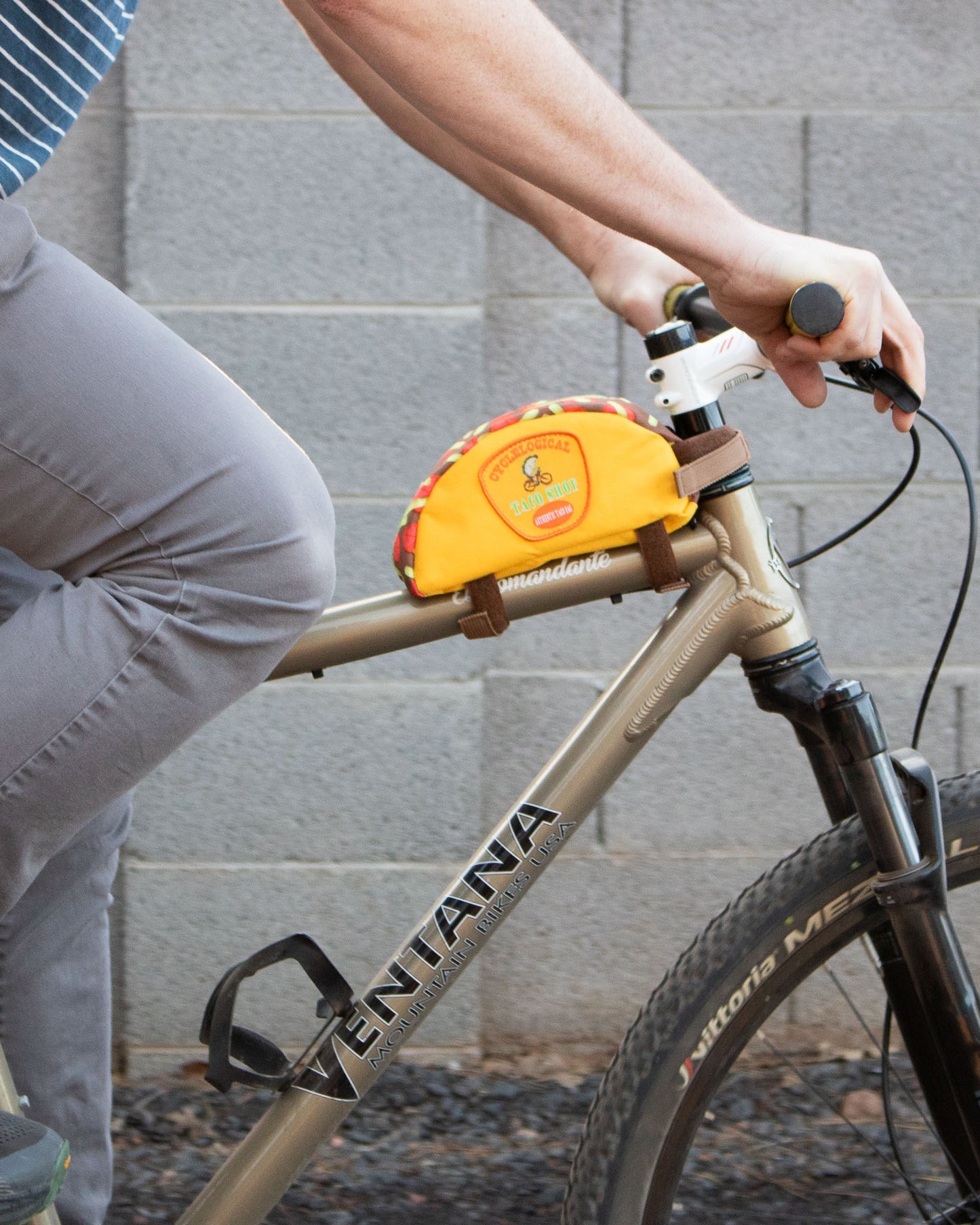 Taco shaped top tube bag on a mountain bike